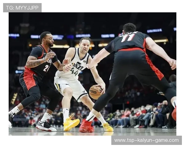 克拉克森借挡拆拔起三分，爵士替补席纷纷起立